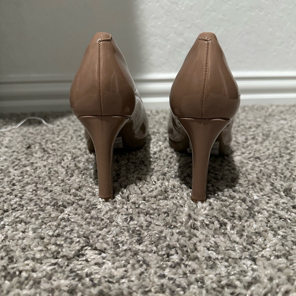 NWT Clarks size 8 Women's Patent Leather Heels in Nude - Picture 7 of 7